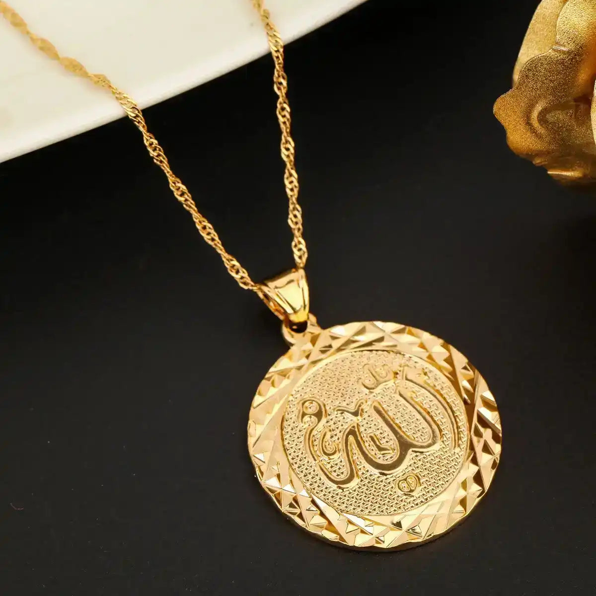 Pendentif Allah doré – Élégance & Foi